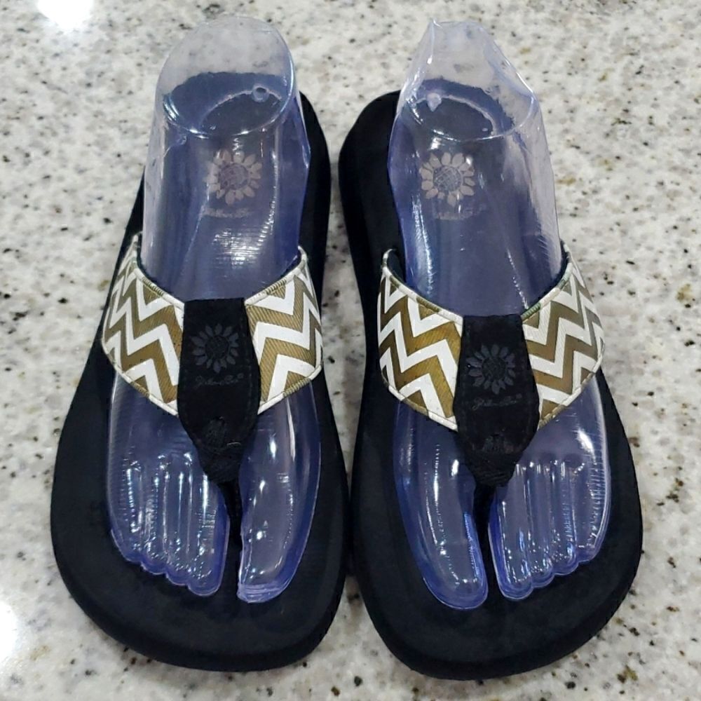 Yellow Box, Gold Chevron sandals, size 8 - Picture 1 of 7